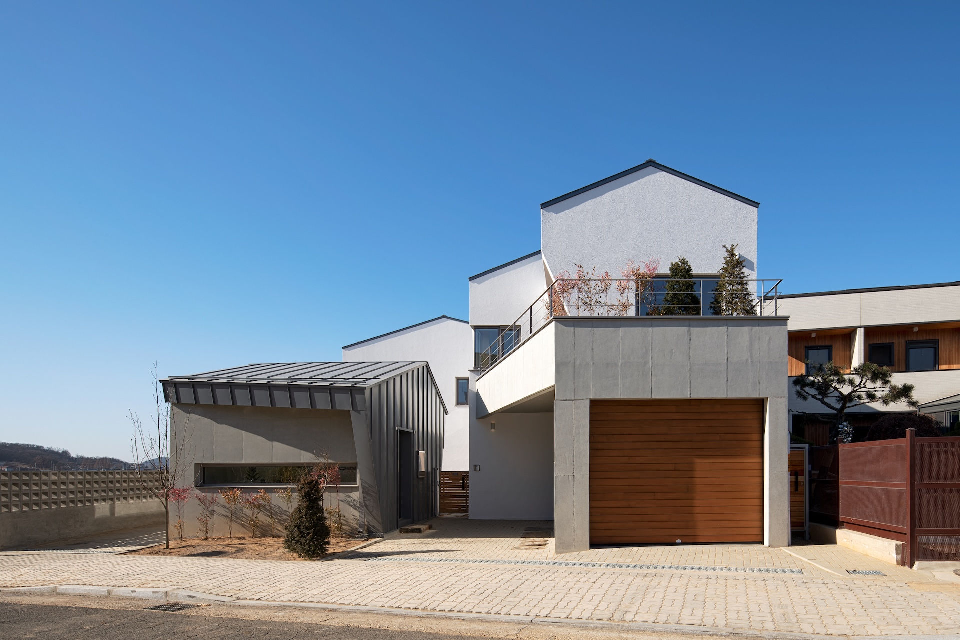 파주 교하택지에 선배가족과 후배가족이 함께 살기위해 지은 집 두가구주택(multi family house) 소풍의 외관, 설계 조한준건축사사무소
